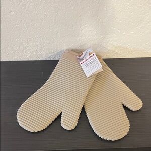 KitchenAid Ribbed Cream Oven Mitts